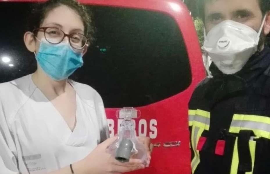Los bomberos de Alicante fabrican pantallas, batas y codos para respiradores