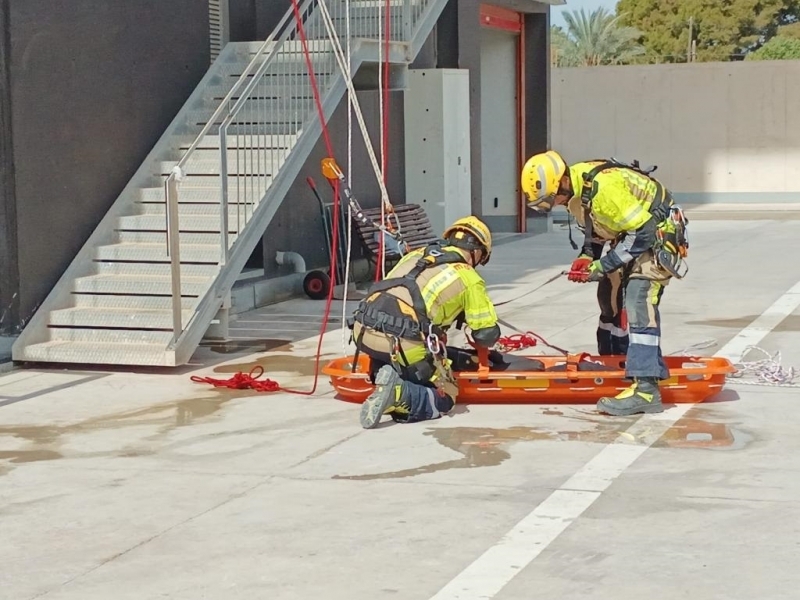 Alicante distingue a los bomberos jubilados del Ayuntamiento