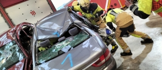 Los bomberos de Bizkaia celebran su campeonato anual para entrenar los rescates en accidentes de tráfico
