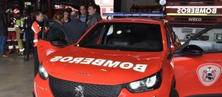 Los bomberos de Albacete reciben un nuevo vehículo y trajes de protección