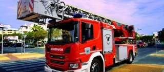Un nuevo vehículo con autoescala Magirus para los bomberos de Roquetas