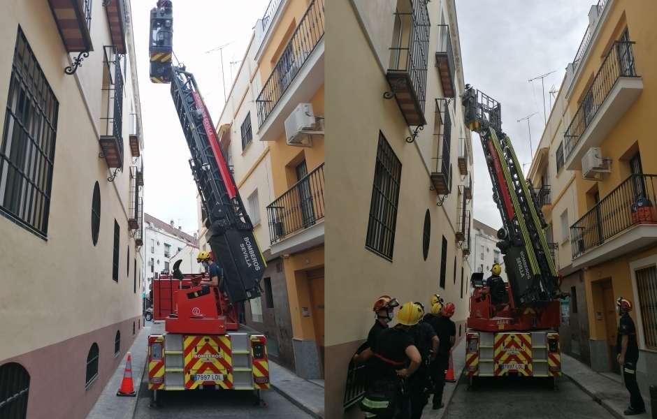 Los bomberos de Sevilla en formación de la autoescalera Riffaud de 18 metros