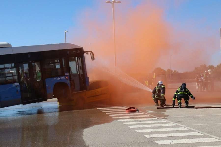 Los bomberos municipales y regionales de Madrid practican su coordinación