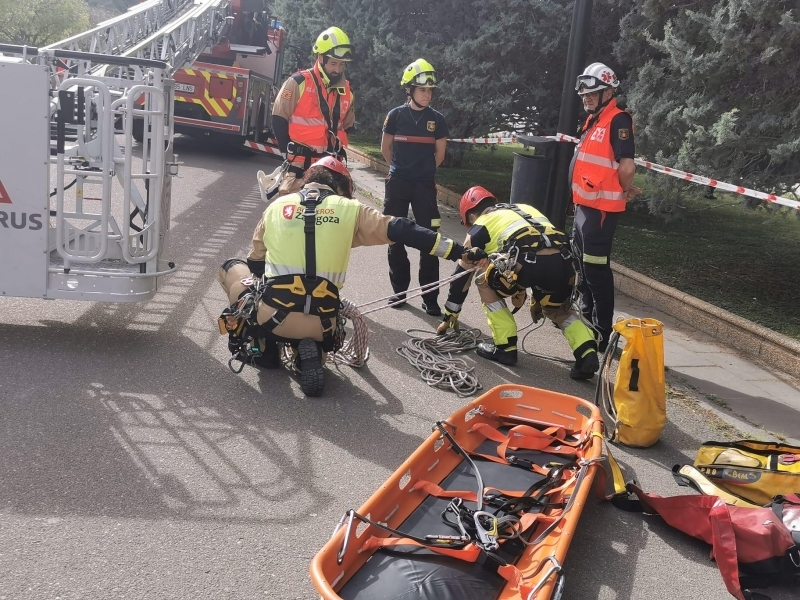 Los Bomberos de Zaragoza realizan un simulacro de rescate en altura 