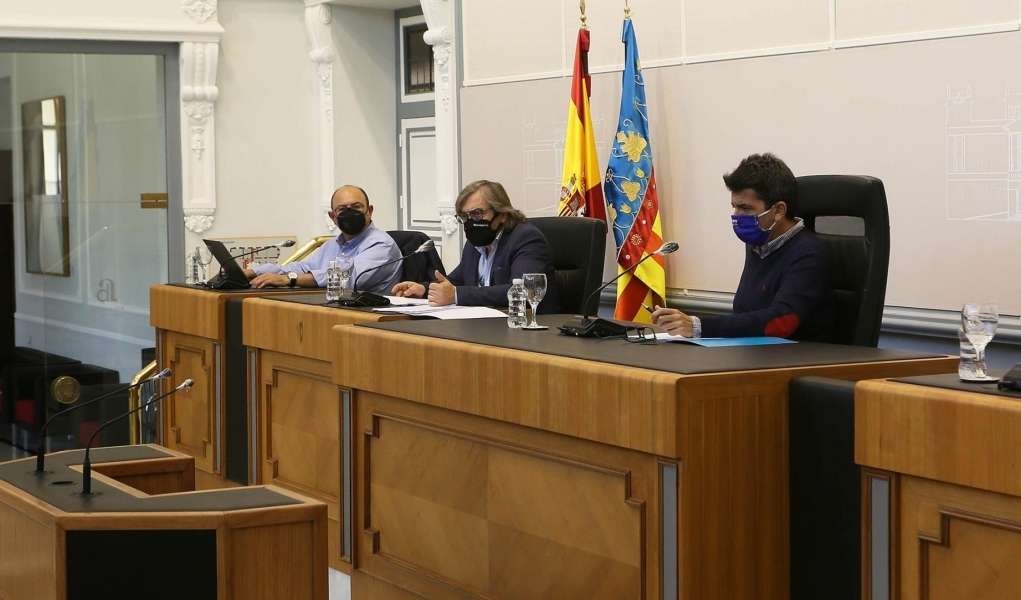 La Diputación de Alicante reformará parques y renovará la flota de los bomberos 