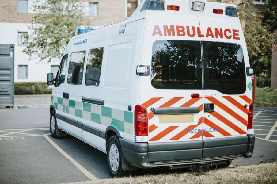 Logroño instala dos nuevas plazas para ambulancias junto al Hospital de La Rioja
