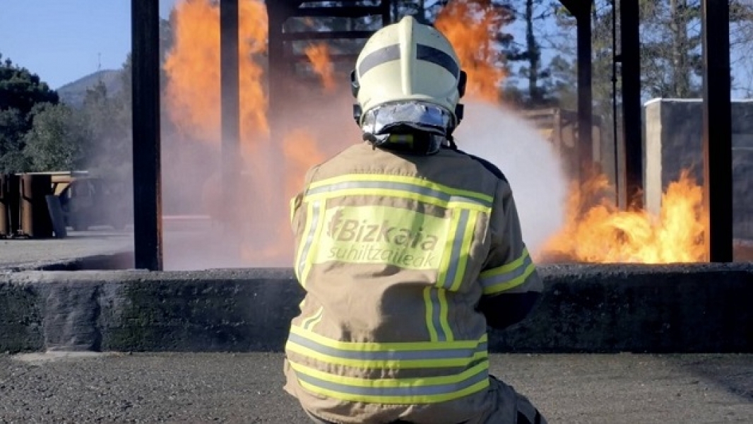 Los bomberos y bomberas de Bizkaia muestran su profesión libre de estereotipos 