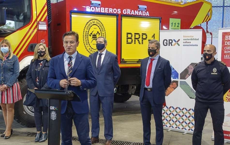 Granada incorpora dos nuevas autobombas 4x4 para incendios forestales