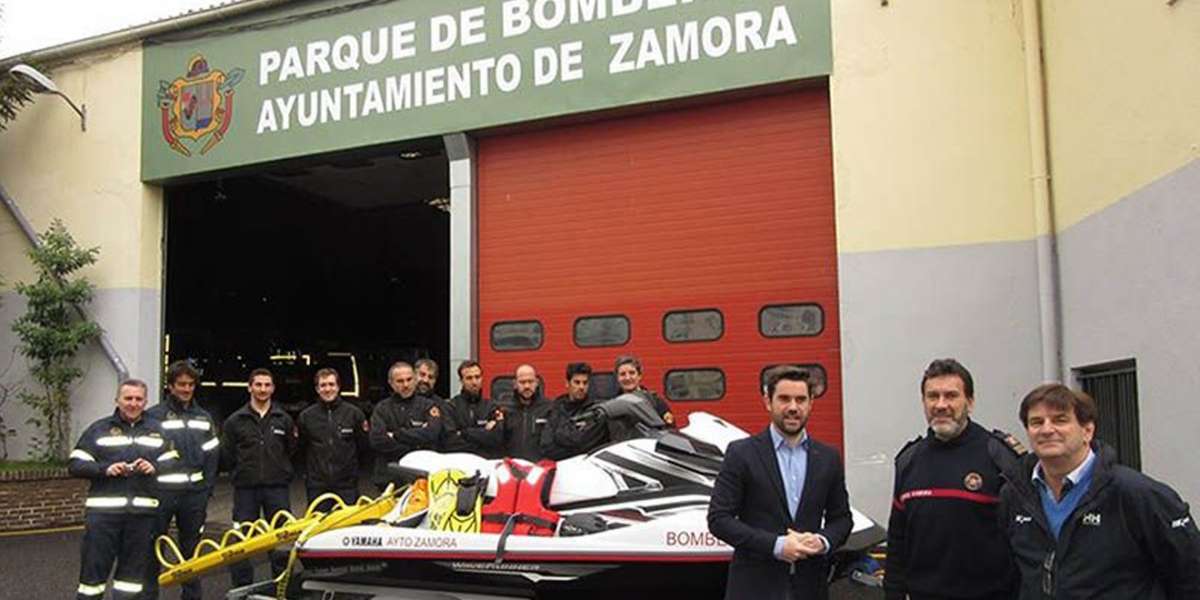 Los Bomberos de Zamora disponen de la nueva moto para salvamento acuático