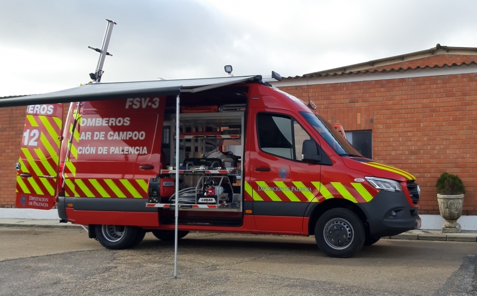 Bull Fuego entrega dos furgones a los bomberos de Saldaña y Aguilar del Campo
