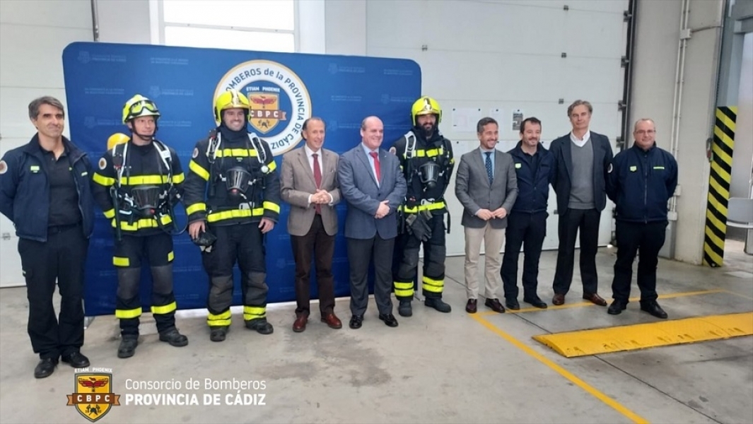 Los bomberos de Cádiz reciben nuevos equipos de respiración autónoma 