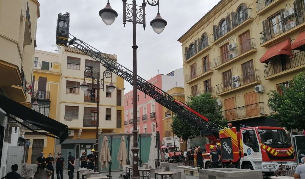 Los bomberos de Sevilla en formación de la autoescalera Riffaud de 18 metros