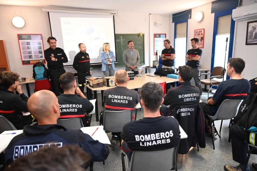 Linares imparte un Curso de Accesos de Emergencia en Viviendas y Manejo de Enjambres para bomberos