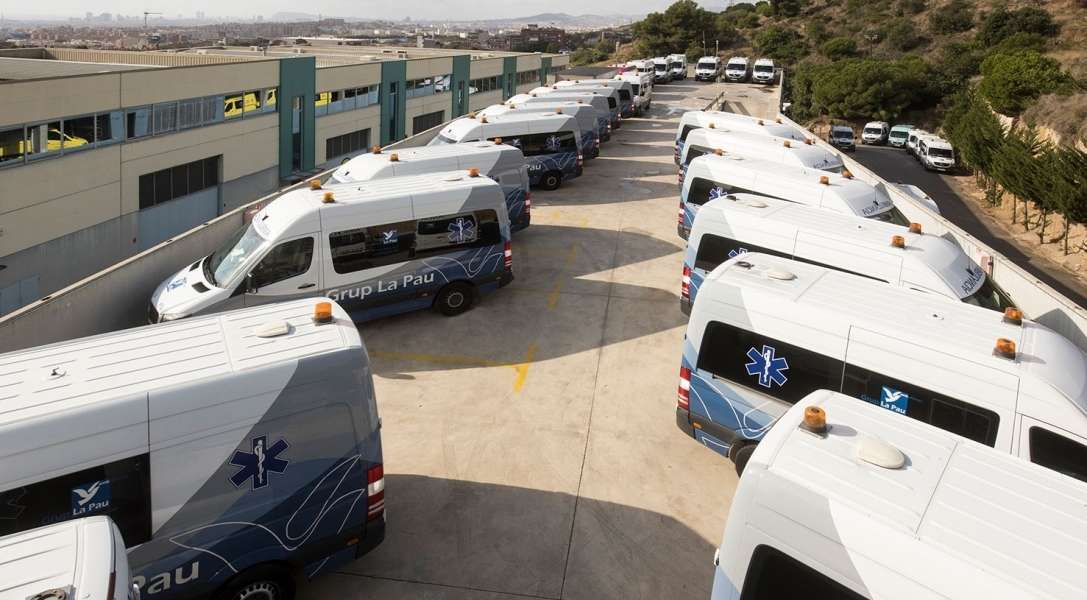 La flota de ambulancias de Grup La Pau recibe el distintivo de calidad ambiental