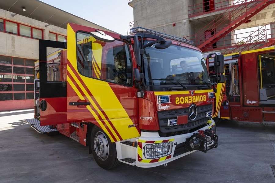 Los bomberos de Madrid reciben dos camiones carrozados por Flomeyca
