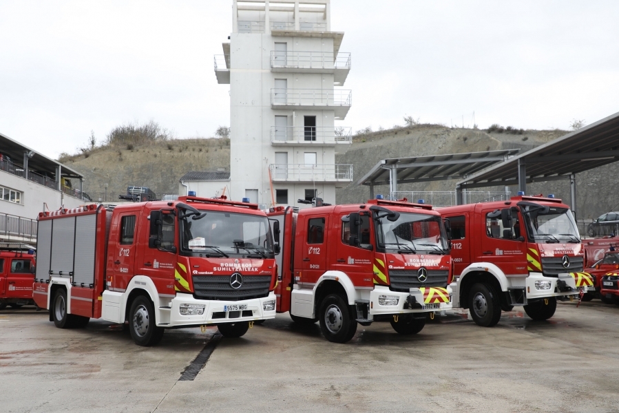  Los bomberos de Navarra estrenan tres autobombas de Mercedes-Benz