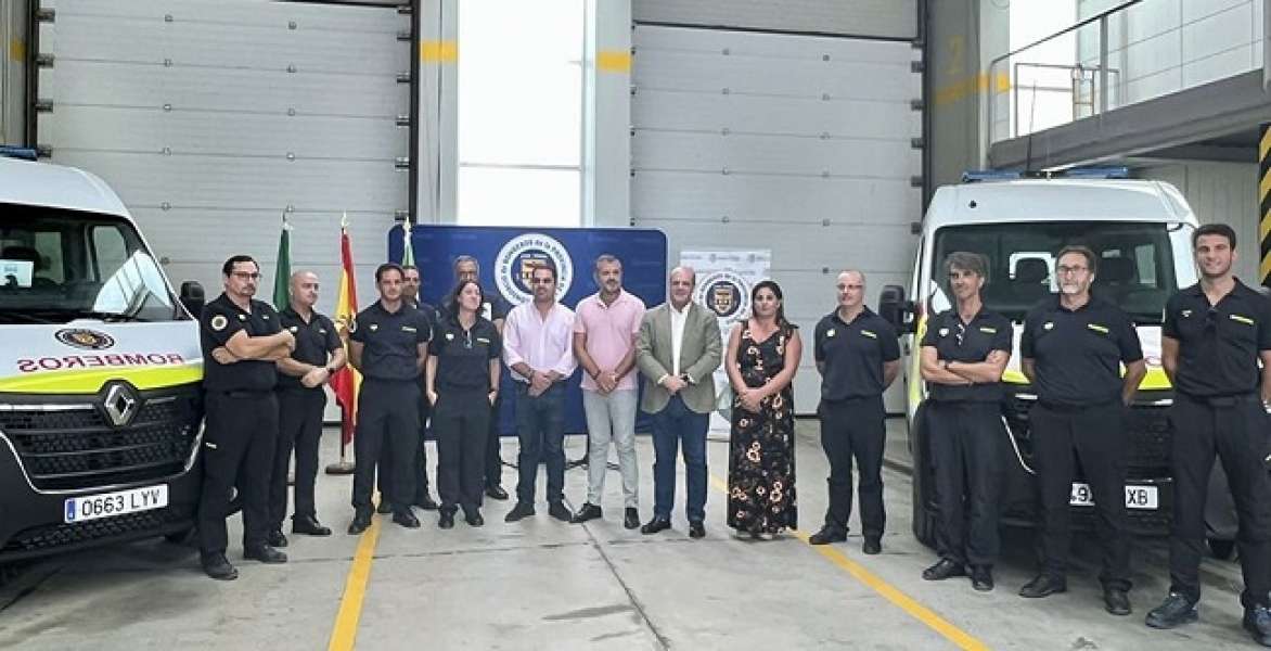  Los bomberos de Cádiz reciben tres furgonetas Renault de transporte logístico