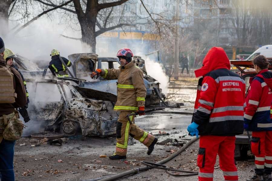 Sanitarios y bomberos al rescate de los servicios de emergencia ucranianos