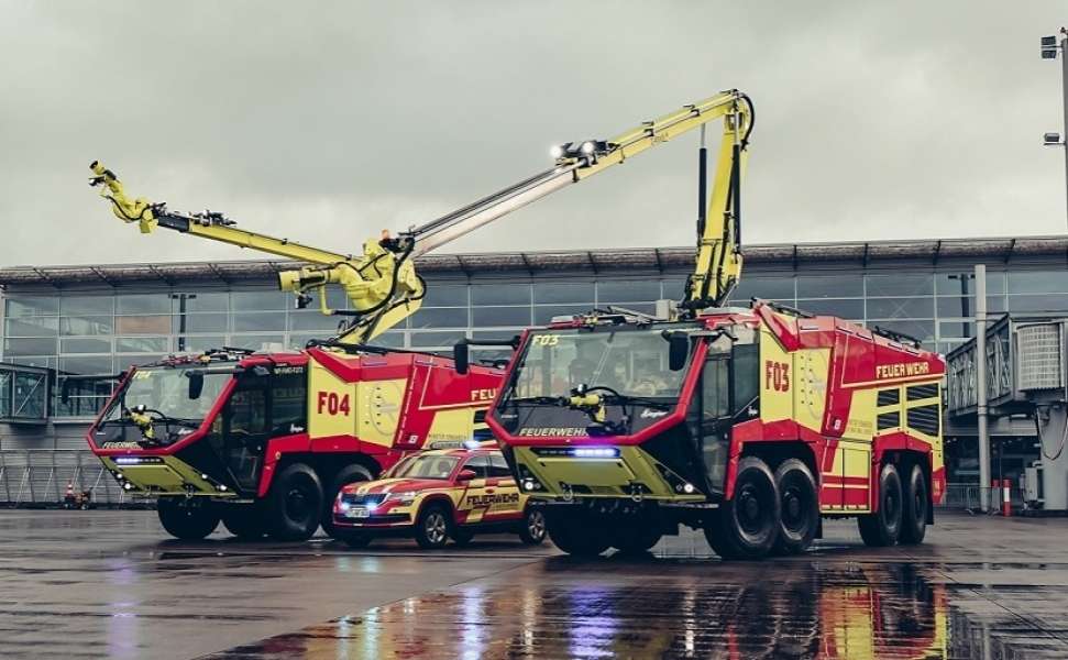 Estreno mundial de ZIEGLER: el grupo entrega el pr - Los bomberos de Baltanás reciben dos nuevos vehículos, trajes y equipamiento