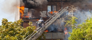 La duodécima edición del estudio ‘Víctimas de incendios en España’, elaborado por la Fundación Mapfre y APTB, refleja que, en el año 2022, en España fallecieron 235 personas debido al fuego, además de dos bomberos en acto de servicio.