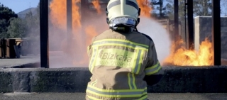 Los profesionales del Servicio foral de Prevención, Extinción de Incendios y Salvamento de la Diputación protagonizan un vídeo rodado en escenarios reales como el parque de Iurreta y el campo de maniobras de Ispaster.