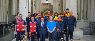 El alcalde de Madrid ha recibido en Cibeles a cinco trabajadores de SAMUR-Protección Civil y tres bomberos que fueron destinados a participar en las tareas de búsqueda de víctimas en Marruecos tras la gravedad del terremoto que sufrió el país.