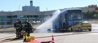 Los efectivos del Ayuntamiento de Madrid y de la Comunidad llevaron a cabo un ejercicio conjunto en el que intervinieron un incendio provocado por el impacto entre un coche y un autobús cargado de gas. 