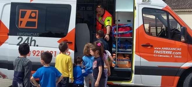 Ambulancias Finisterre inculca a los más pequeños técnicas de primeros auxilios