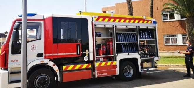 La autoridad portuaria entrega un camión de bomberos al Ayuntamiento de Almería