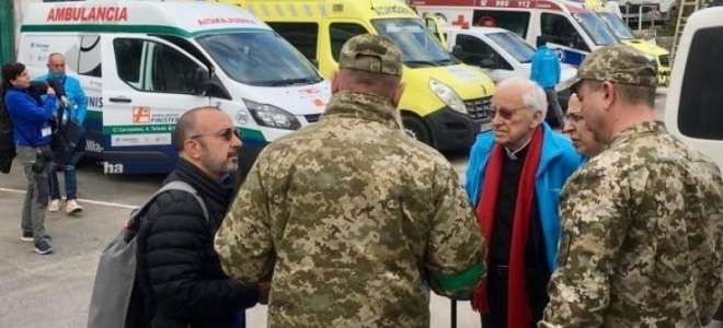 Ambulancias Finisterre dona una ambulancia para Ucrania a Mensajeros de la Paz 