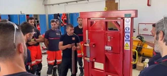 Los bomberos de Granada practican la apertura forzada de puertas con Urbantech