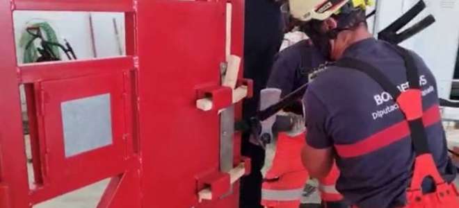 Los bomberos de Granada practican la apertura forzada de puertas con Urbantech