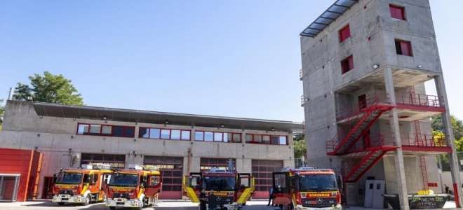 Los bomberos de Madrid reciben dos camiones carrozados por Flomeyca