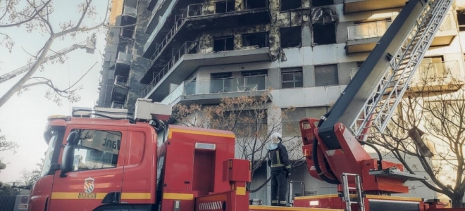 La UME interviene en el incendio del edificio de Campanar