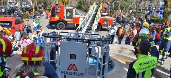 Los bomberos de Puertollano refuerzan su seguridad con una autoescala Magirus