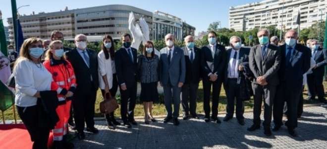 Andalucía homenajea a los sanitarios en lucha frente al COVID con una escultura