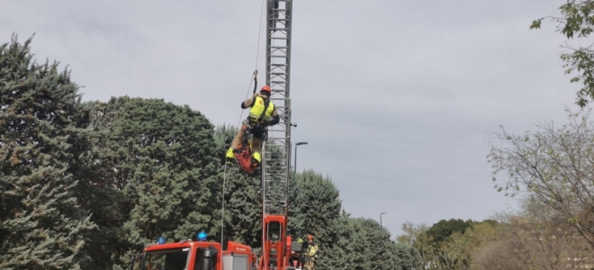 Los Bomberos de Zaragoza realizan un simulacro de rescate en altura 