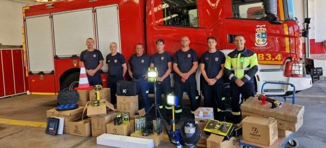 Los bomberos de San Bartolomé reciben nuevos equipos de iluminación 